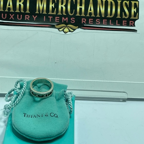 - Tiffany and Co. Atlas Ring size6 in silver 925. Comes with pouch and box. - Picture 12 of 14